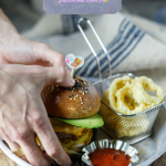 Hawaian burger con panino a lievitazione naturale e anelli di cipolla fritti